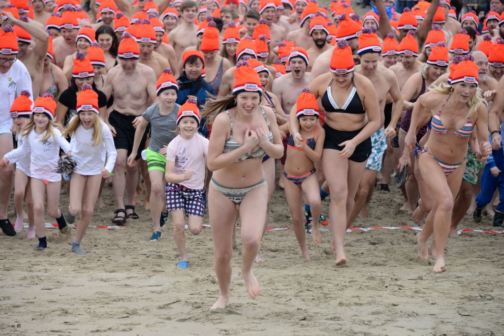 ../Images/Nieuwjaarsduik Noordwijk 2020 039.jpg